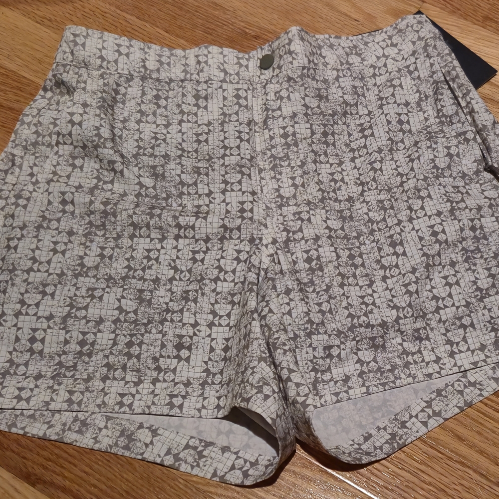 NEW VRST Men's Small 5" Resort Short White & Silver Stamped Geo Print